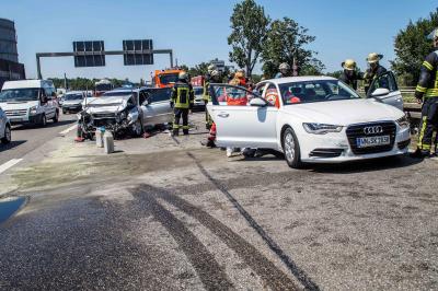 Stuttgart: Schwerer Auffahrunfall auf der B10